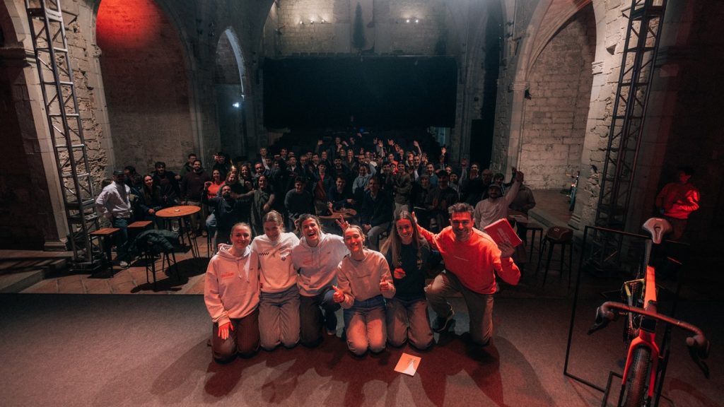 Megamo lanza su primer equipo femenino de gravel competitivo